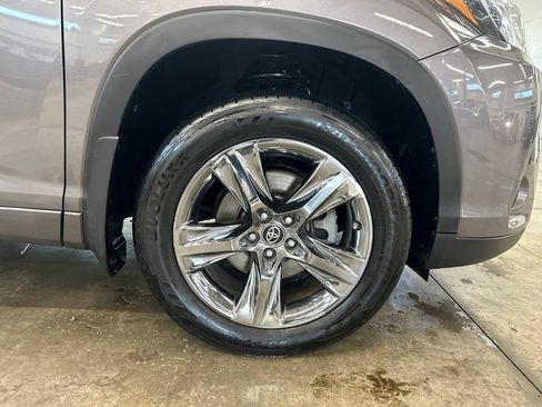 Used 2019 Toyota Highlander Limited Platinum w/ Carpet Mat Package (TMS) AWD/4WD image 42