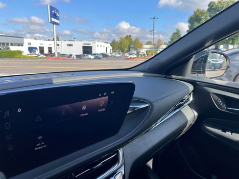 Used 2025 Buick Envista Sport Touring image 33