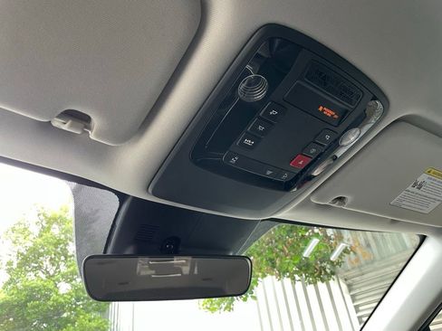 Used 2025 Kia Carnival FWD image 22