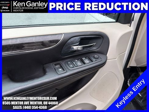 Used 2011 Chrysler Town & Country Touring FWD image 11