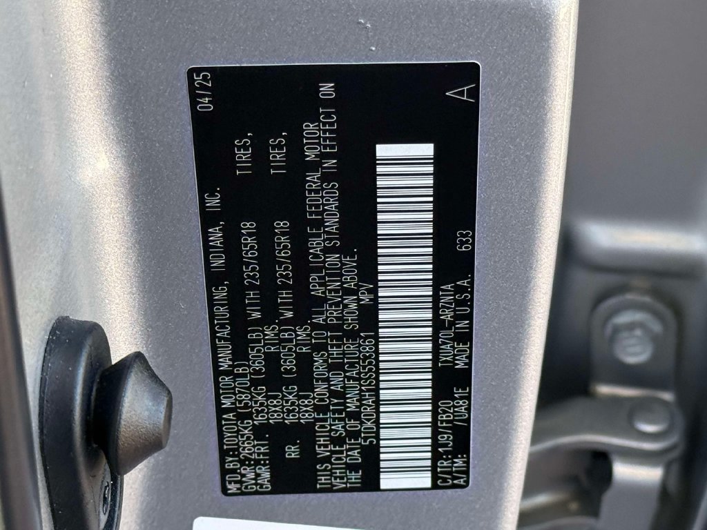 Used 2025 Toyota Highlander LE FWD image 33