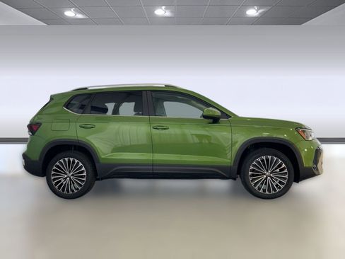 New 2026 Volkswagen Taos SE image 8