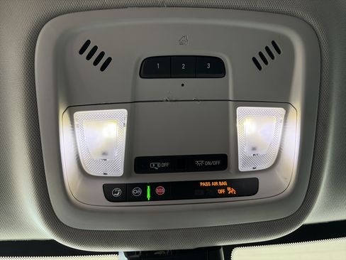 Used 2021 Chevrolet Traverse Premier FWD image 30