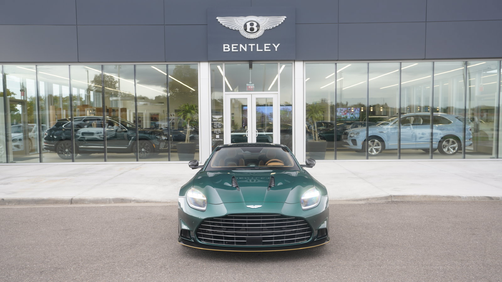 Used 2025 Aston Martin Vanquish RWD image 24