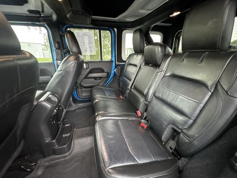 Used 2022 Jeep Wrangler Unlimited Sahara AWD/4WD image 23