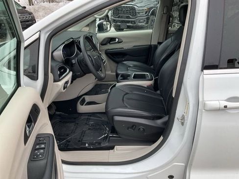 Used 2023 Chrysler Pacifica Touring-L image 14