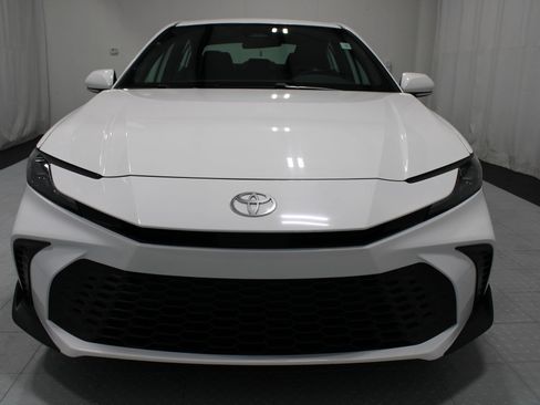 Used 2025 Toyota Camry SE FWD image 3