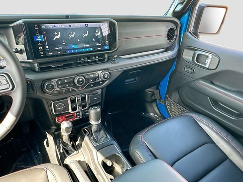 Used 2024 Jeep Wrangler Unlimited Rubicon w/ Convenience Group AWD/4WD image 22