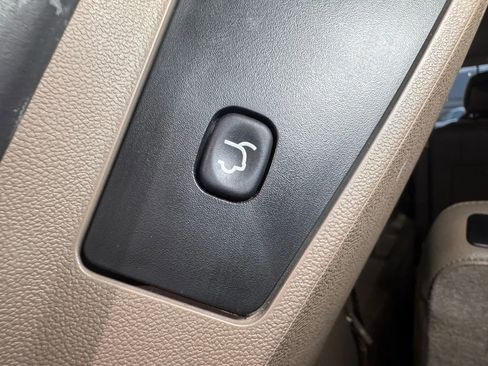 Used 2014 Chrysler Town & Country Touring-L w/ Driver Convenience Group image 38