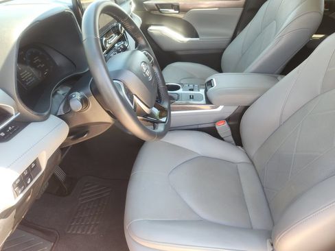 Used 2024 Toyota Highlander Platinum FWD image 16