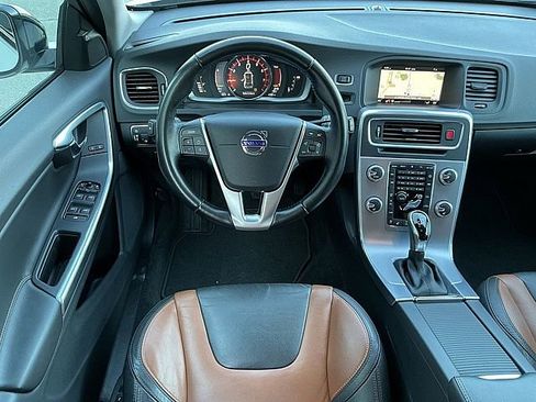 Used 2017 Volvo V60 T5 Cross Country w/ Climate Package image 5