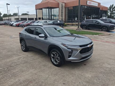 Used 2025 Chevrolet Trax LT w/ LT Convenience Package FWD image 6