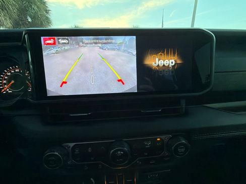 Used 2025 Jeep Wrangler Unlimited Sahara AWD/4WD image 11