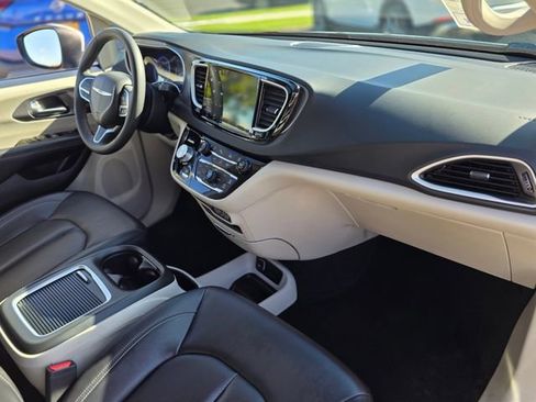 Used 2023 Chrysler Pacifica Touring-L image 9