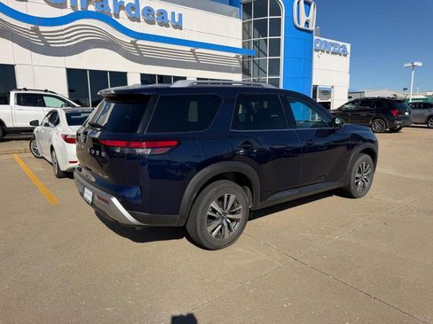 Used 2025 Nissan Pathfinder SL AWD/4WD image 2