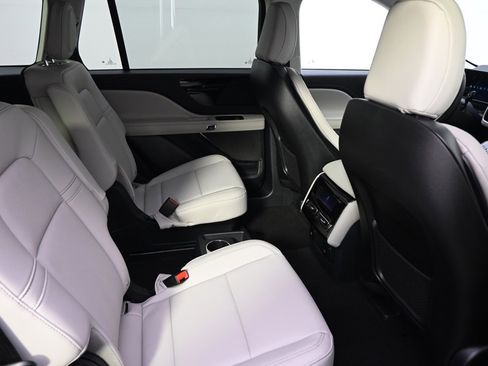 New 2026 Lincoln Aviator AWD image 18