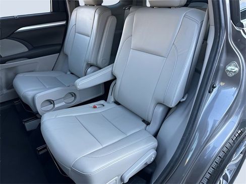 Used 2017 Toyota Highlander XLE image 30