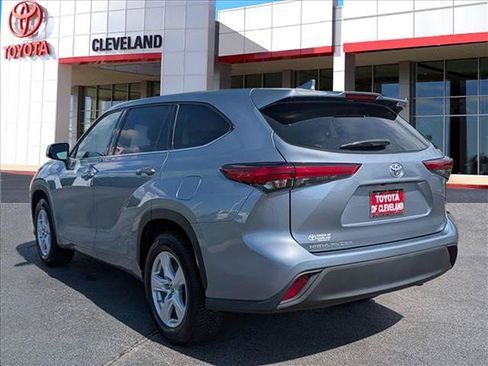 Used 2021 Toyota Highlander LE FWD image 4