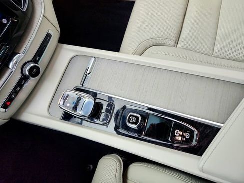 Certified 2023 Volvo XC60 B6 Ultimate w/ Protection Package Premier image 22