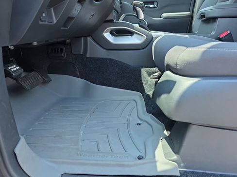 Used 2024 Nissan Frontier SV w/ SV Convenience Package RWD image 10