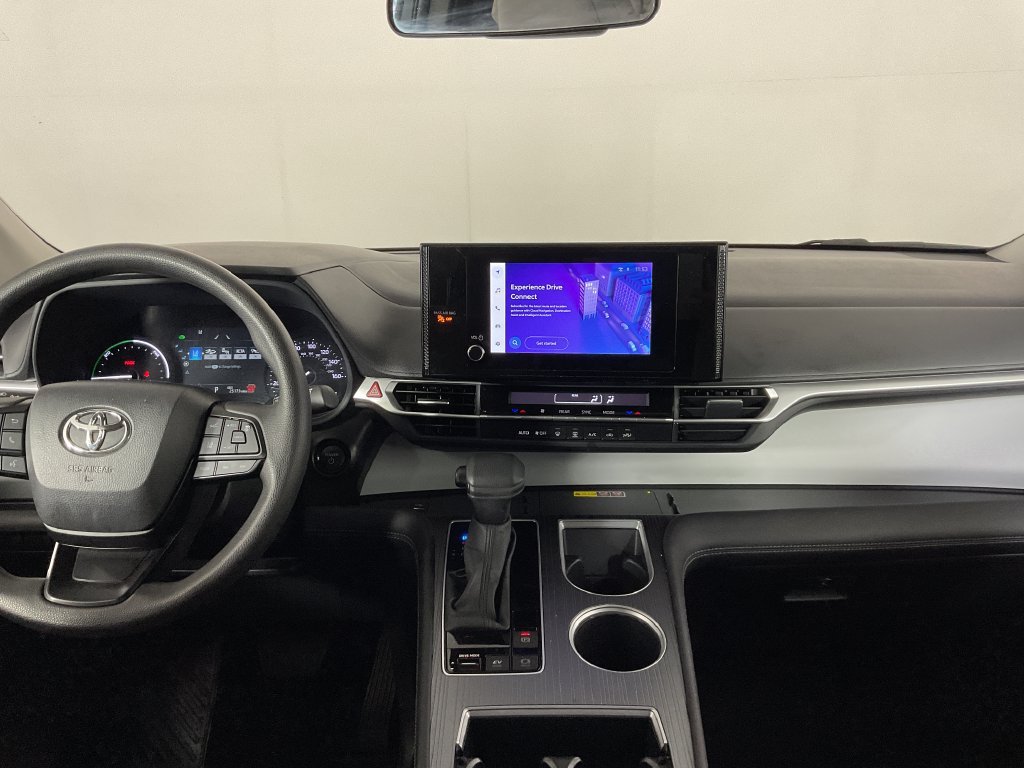 Used 2025 Toyota Sienna LE FWD image 15
