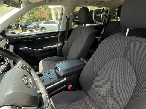 Used 2025 Toyota Highlander LE FWD image 21