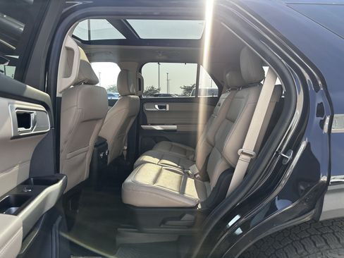 Used 2021 Ford Explorer Limited w/ Equipment Group 301A AWD/4WD image 8