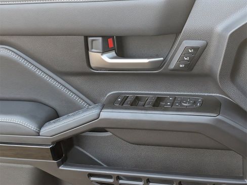 Used 2025 Toyota 4Runner Limited image 25