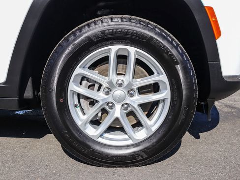 Used 2025 Jeep Grand Cherokee L Laredo RWD image 10