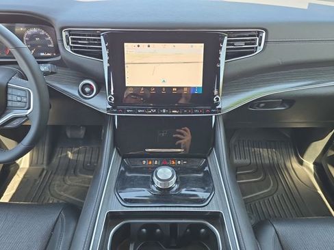 Certified 2024 Jeep Wagoneer Series II w/ Flexible Seating Group image 11