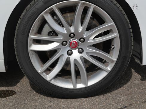 Certified 2021 Jaguar XF SE image 10