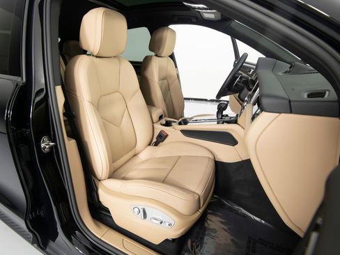 Certified 2025 Porsche Macan AWD/4WD image 32