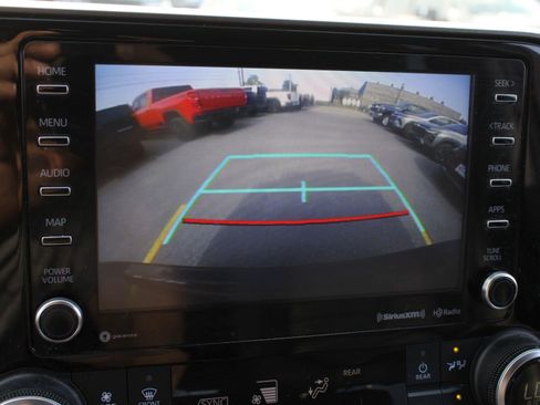 Used 2021 Toyota Highlander XLE AWD/4WD image 14