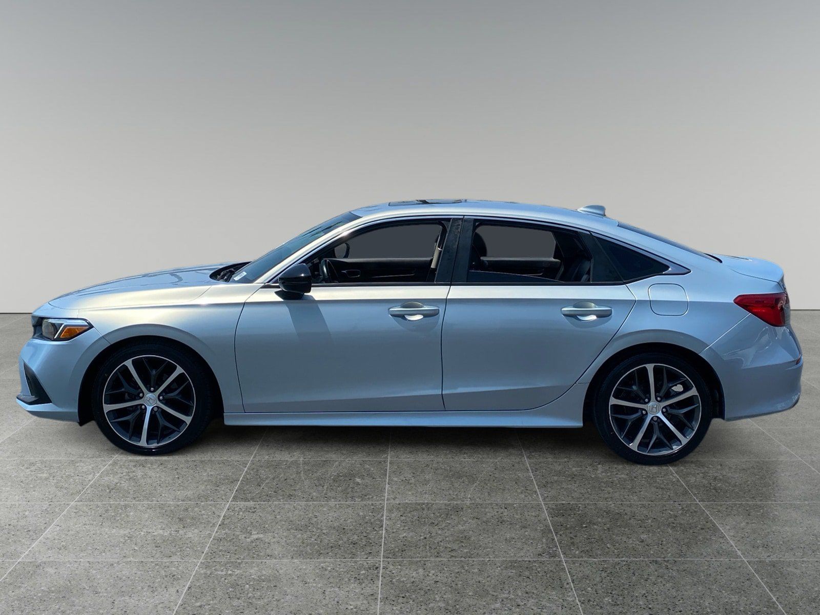 Used 2022 Honda Civic Touring image 2