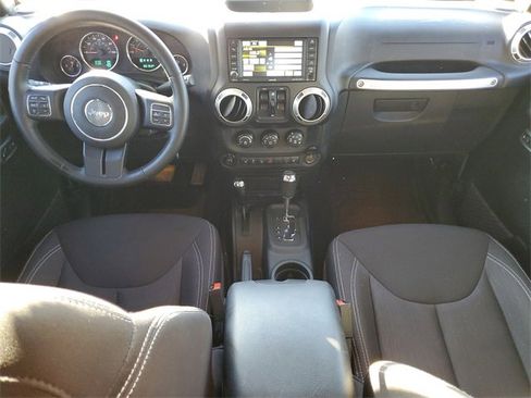Used 2015 Jeep Wrangler Unlimited Rubicon w/ Connectivity Group image 21