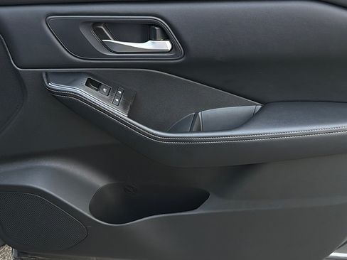 Used 2025 Nissan Rogue SV FWD image 24