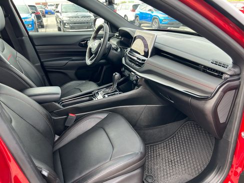 Used 2025 Jeep Compass Trailhawk w/ Trailhawk Elite Group AWD/4WD image 19