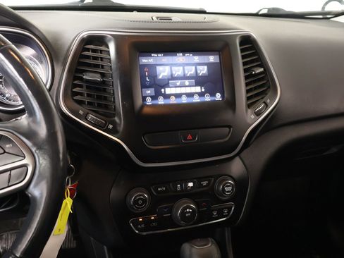 Used 2020 Jeep Cherokee Latitude w/ Cold Weather Group image 5