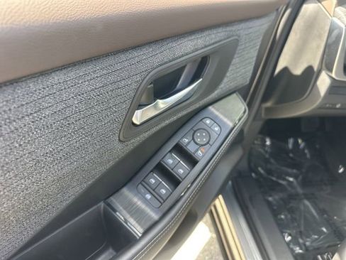 Used 2023 Nissan Rogue SV FWD image 18