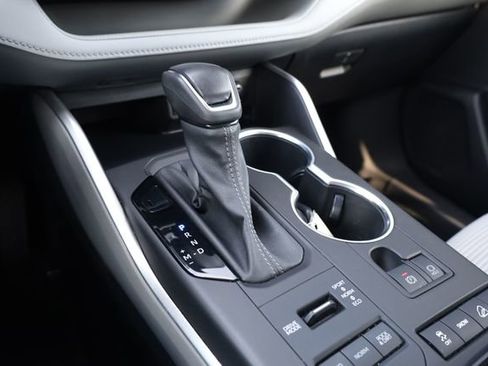 Used 2022 Toyota Highlander LE image 25