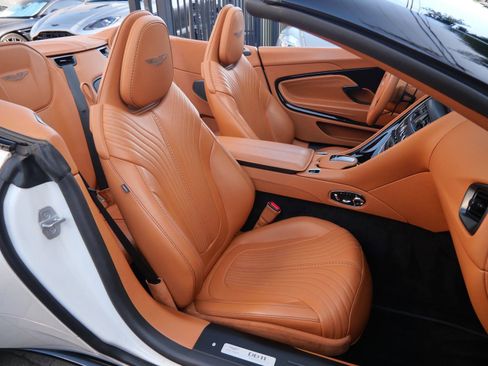Used 2023 Aston Martin DB11 Volante RWD image 12