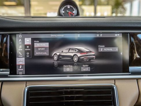 Used 2018 Porsche Panamera image 23