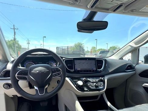 Used 2023 Chrysler Pacifica Limited FWD image 10