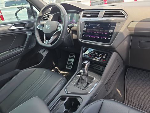 Used 2024 Volkswagen Tiguan SE R-Line w/ MDO Package, Three-Row FWD image 17
