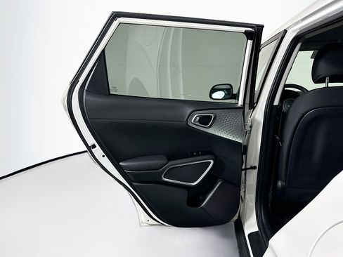 Used 2025 Kia Soul LX w/ LX Technology Package FWD image 25