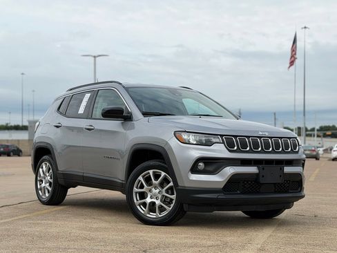 Used 2022 Jeep Compass Latitude AWD/4WD image 2