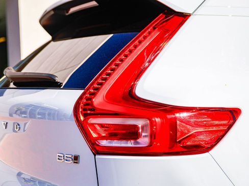 Used 2025 Volvo XC40 B5 Core image 9