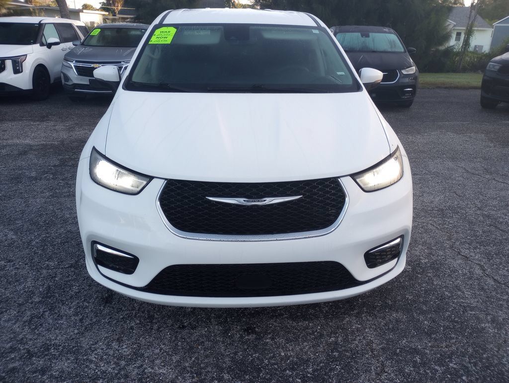 Used 2023 Chrysler Pacifica Touring-L FWD image 2