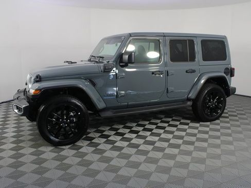 Used 2025 Jeep Wrangler Unlimited Sahara image 2