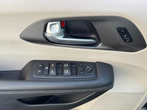 Used 2024 Chrysler Pacifica Touring-L FWD image 20